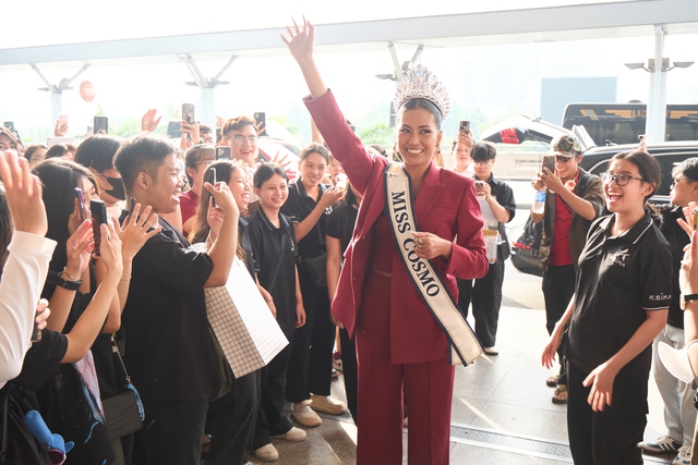 Miss Cosmo trở về quê nhà Indonesia, gây thích thú khi nói tiếng Việt tại sân bay- Ảnh 1.