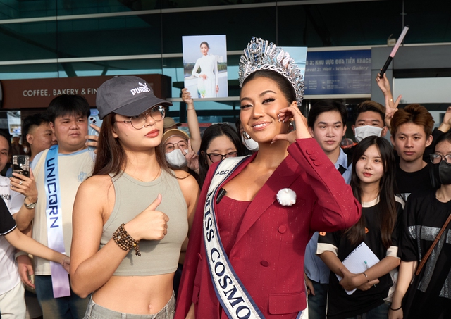 Miss Cosmo trở về quê nhà Indonesia, gây thích thú khi nói tiếng Việt tại sân bay- Ảnh 2.