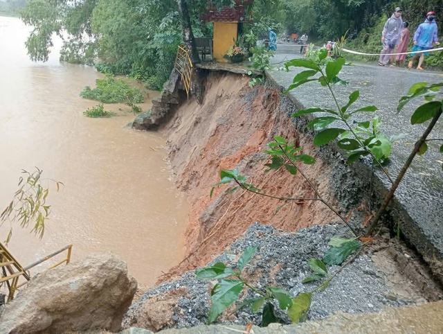 Mưa lớn gây sạt lở nhiều nơi ở Quảng Ngãi và Bình Định- Ảnh 2.