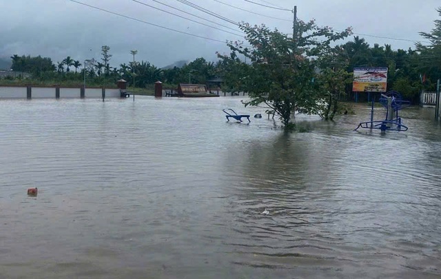 Mưa lớn gây sạt lở nhiều nơi ở Quảng Ngãi và Bình Định- Ảnh 1.