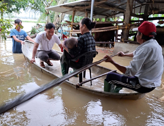 Quảng Ngãi: Hàng chục nhà dân chìm trong biển nước, chủ động cho học sinh nghỉ học- Ảnh 2.