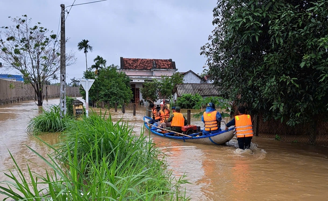 Quảng Ngãi: Hàng chục nhà dân chìm trong biển nước, chủ động cho học sinh nghỉ học- Ảnh 3.