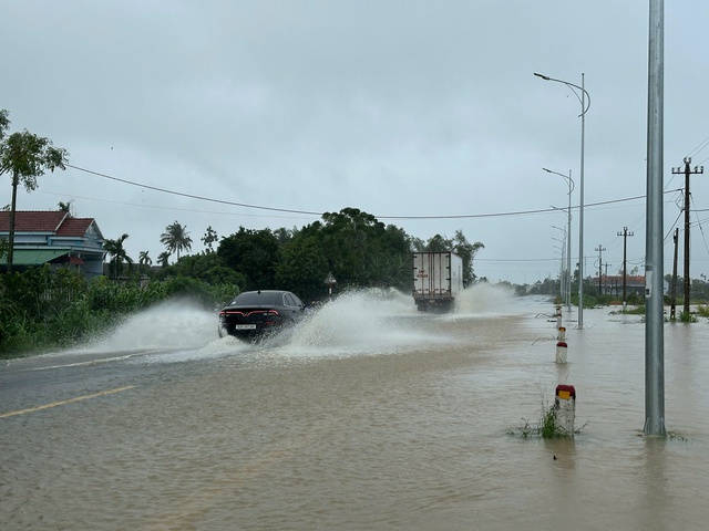 Quảng Ngãi: Hàng chục nhà dân chìm trong biển nước, chủ động cho học sinh nghỉ học- Ảnh 6.