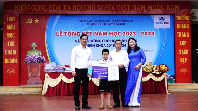 Giám đốc QTPC Phan Văn Vĩnh trao giải cho học sinh đạt giải cuộc thi  “Học sinh với kiến thức sử dụng điện An toàn - Tiết kiệm - Hiệu quả”