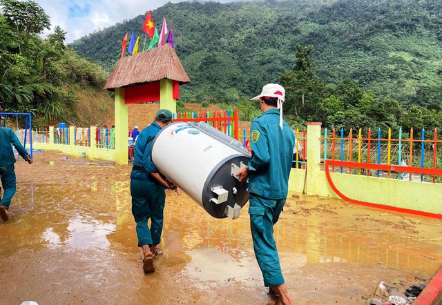 Nhiều điểm sạt lở ở vùng cao Quảng Nam, mặt đường bê tông vỡ như 'bánh tráng'- Ảnh 6.