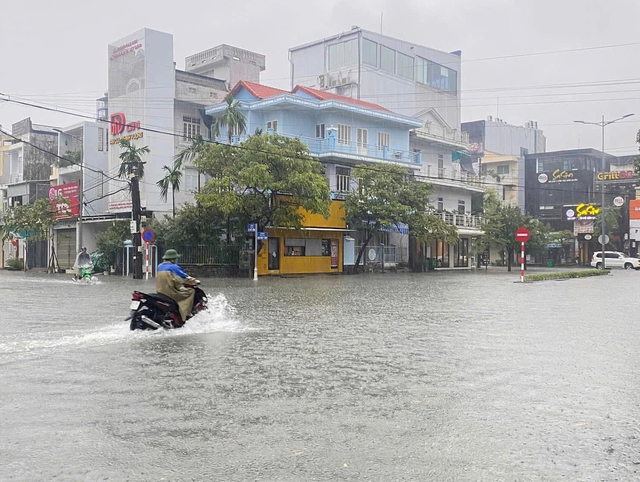 Cận cảnh ngập lụt tại TP.Huế, có nơi nước dâng cao gần 1 m- Ảnh 5.