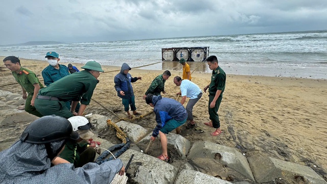 Bí ẩn 3 bồn chứa khí dạt vào bờ biển: Báo cáo lên UBND tỉnh Quảng Ngãi - Ảnh 3.