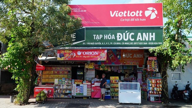 Cửa hàng của ông Khiêm kinh doanh cả tạp hóa và vé số điện toán Vietlott tại TP.Cà Mau