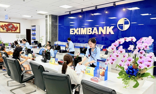 Khách hàng giao dịch tại Eximbank Sài Gòn. (Ảnh: Eximbank)