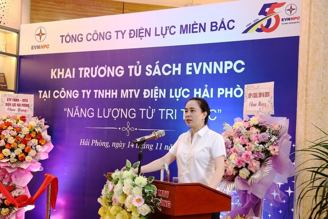 Bà Đỗ Nguyệt Ánh phát biểu tại lễ khai trương tủ sách EVNNPC tại Công ty TNHH MTV Điện lực Hải Phòng