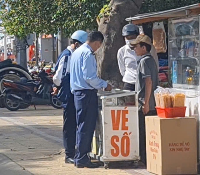 'Liều mình' bán vé số miền Nam: Tổ kiểm tra hủy vé tại chỗ- Ảnh 2.