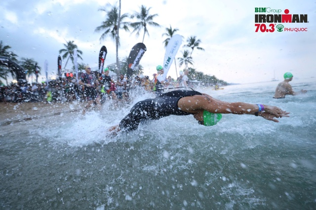 Phu Quoc Marina sở hữu đường bờ biển dài 1,5 km, thuộc Bãi Trường - một trong những bãi biển đẹp nhất tại Phú Quốc, thích hợp để các VĐV thử tài bơi biển với cự ly 1,9 km