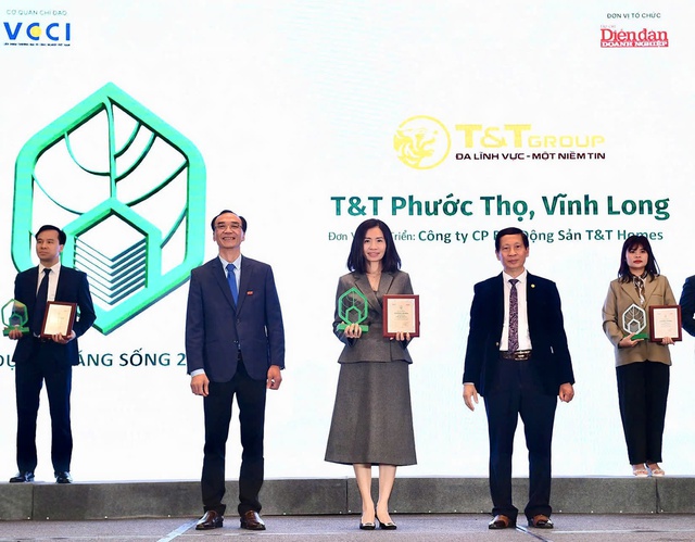 Bà Trần Thị Minh Thúy - Tổng giám đốc T&T Homes (chính giữa) lên nhận giải Dự án đáng sống 2024 cho dự án Khu dân cư Phước Thọ (Vĩnh Long)