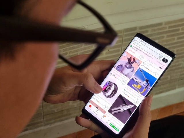 Người ti&ecirc;u d&ugrave;ng thắt chặt chi ti&ecirc;u v&igrave; vấn nạn h&agrave;ng giả- Ảnh 1.