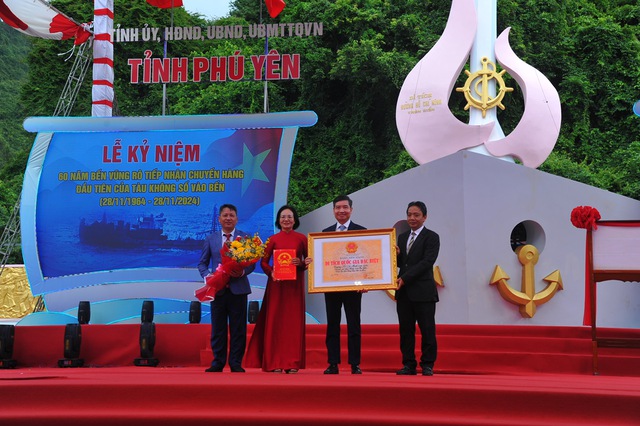 Trưởng ban Tuyên giáo T.Ư Nguyễn Trọng Nghĩa dự lễ kỷ niệm 60 năm bến Vũng Rô- Ảnh 4.