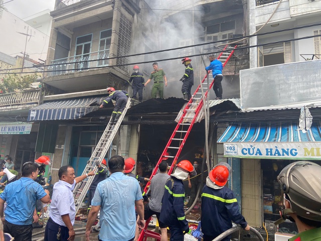 4 người tử vong trong ngôi nhà 3 tầng bốc cháy ở Nha Trang- Ảnh 1.