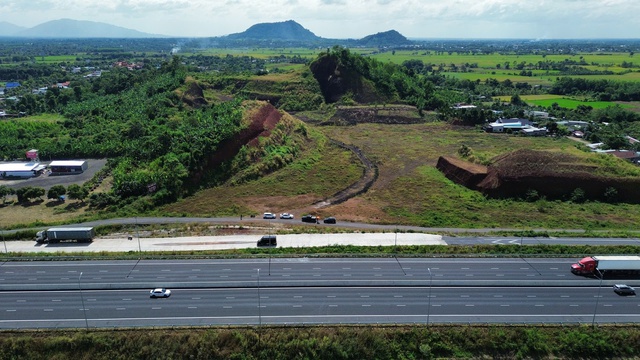 Kiến nghị chấp thuận hoàn công 2 mỏ đất đắp cao tốc Phan Thiết - Dầu Giây- Ảnh 1.