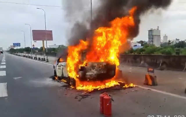 Cháy ô tô trên cao tốc TP.HCM - Long Thành - Dầu Giây- Ảnh 1.