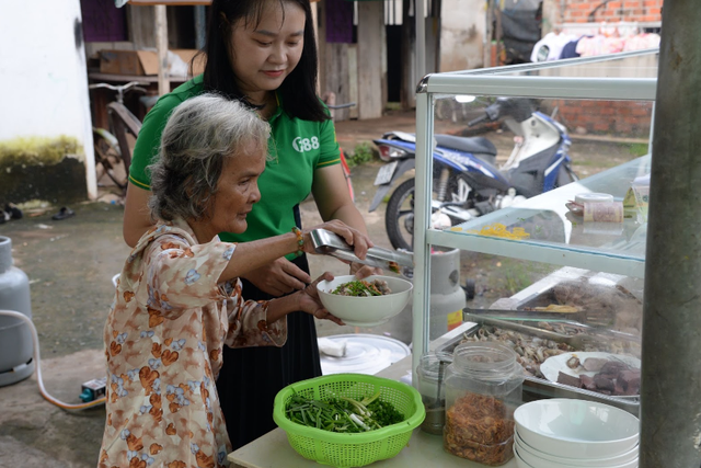 Nhiều người cho biết cô Thúy nấu ăn khá ngon, lại sống chân thật, cởi mở với hàng xóm láng giềng nên họ sẽ luôn ủng hộ quán hủ tíu của cô