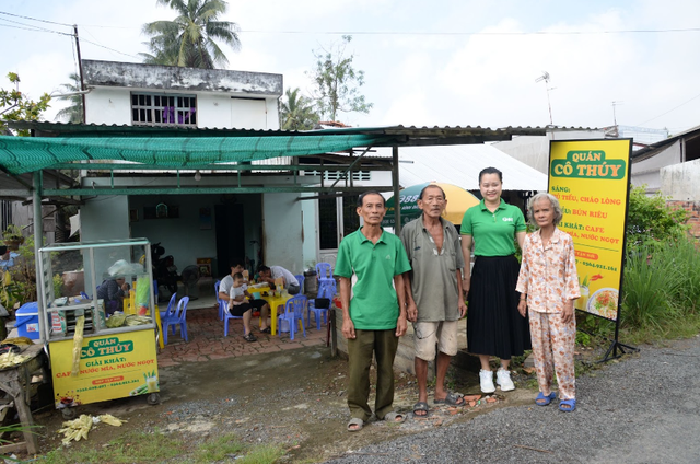 Đại diện ấp Phước Trạch, xã Phước Thạnh và đại diện chương trình Ước mơ xanh cùng vợ chồng cô Thúy trong ngày khai trương quán