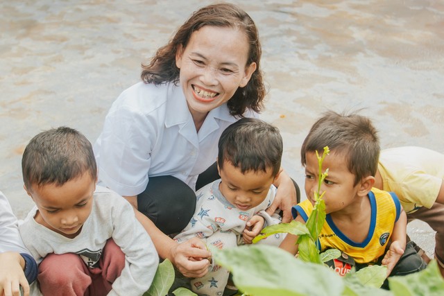 Nhà giáo ưu tú hàng chục năm may áo quần miễn phí tặng học sinh vùng cao- Ảnh 3.