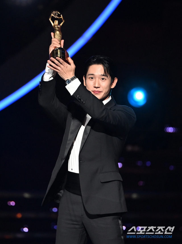 Jung Hae In lập cú đúp tại giải thưởng Rồng Xanh 2024- Ảnh 2.