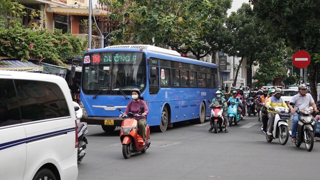 TP.HCM sáng nay se se lạnh: Nhiều người 'nôn tết' - Ảnh 3.