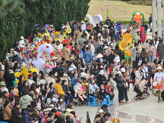 Giáo viên thành phố Festival hoa thi trang trí xe đạp hoa- Ảnh 10.