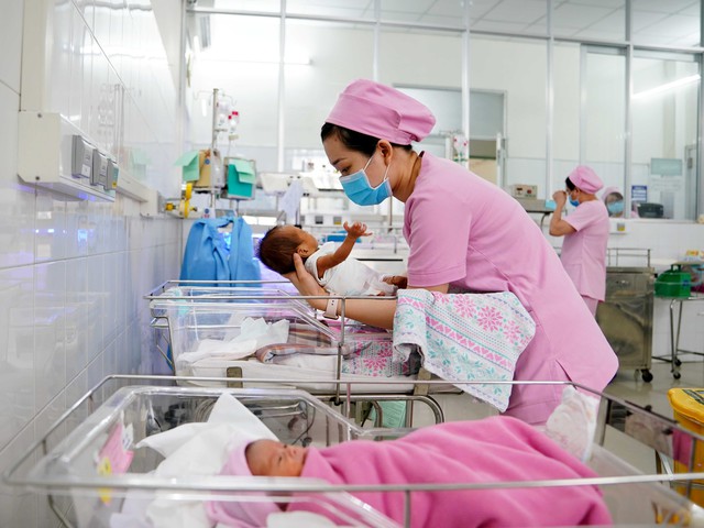 TP.HCM tăng thưởng phụ nữ sinh 2 con lên 5 triệu đồng- Ảnh 1. TP.HCM tăng thưởng phụ nữ sinh 2 con lên 5 triệu đồng- Ảnh 1.