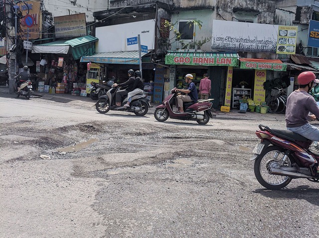 Mặt đường bong tróc, xuống cấp gây nguy hiểm- Ảnh 2.