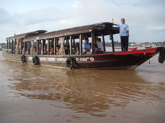 Tàu du lịch trên sông Cần Thơ