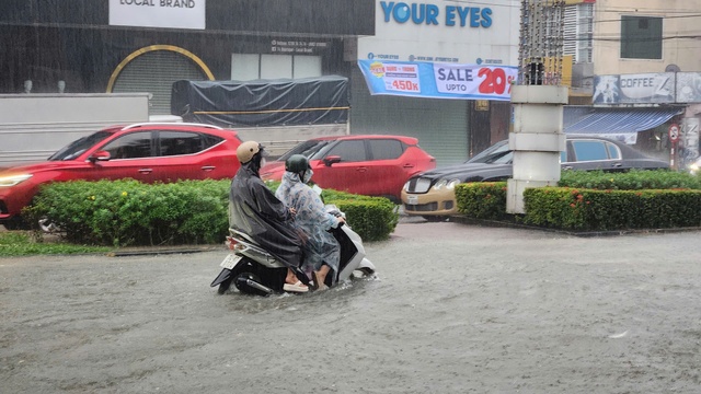 Mưa lớn, ngập cục bộ một số tuyến đường tại TP.Đông Hà- Ảnh 3.