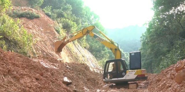 Quảng Bình: Tiến độ thông tuyến quốc lộ sạt lở gặp trở ngại do mưa lớn- Ảnh 3.