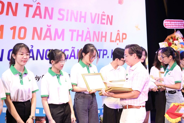 Trao 40 suất học bổng Nguyễn Thái Bình - Báo Thanh Niên cho sinh viên Quảng Ngãi- Ảnh 4.