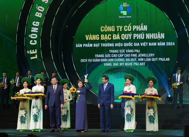 Bà Cao Thị Ngọc Dung Chủ tịch HĐQT PNJ đại diện doanh nghiệp nhận danh hiệu Thương hiệu Quốc gia 2024