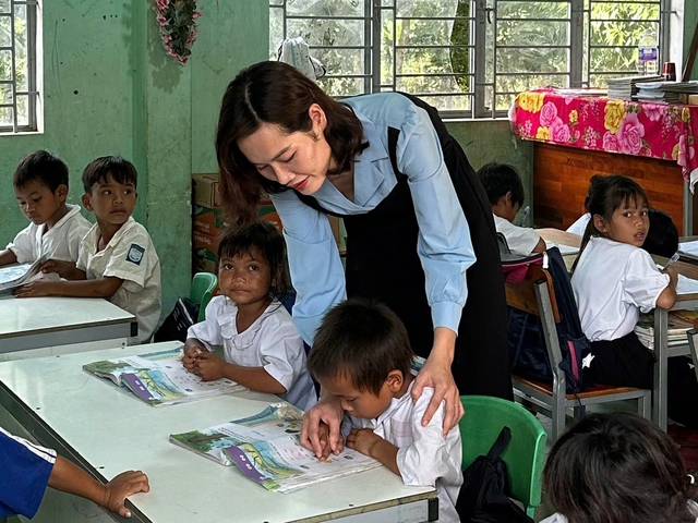 Chương trình ‘Chia sẻ cùng thầy cô’: Tặng học bổng cho học sinh miền núi- Ảnh 2.