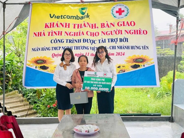 Đại diện Vietcombank Hưng Yên trao kinh phí xây dựng nhà tình nghĩa cho các hộ gia đình