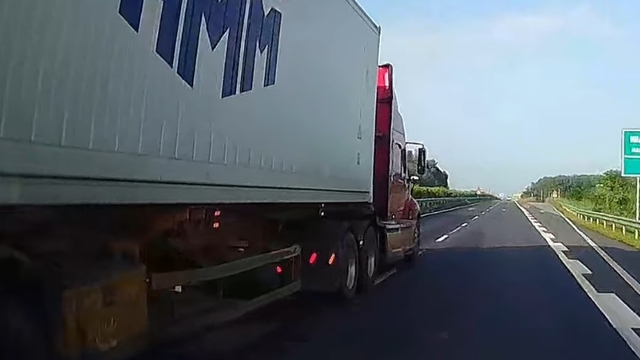 Ô tô chạy 115 km/giờ suýt gặp nạn vì xe container chuyển làn ẩu- Ảnh 1.