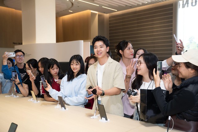 "Samsung fan đích thực" Hà Còi và các fan cũng mê đắm không gian của Samsung West Lake