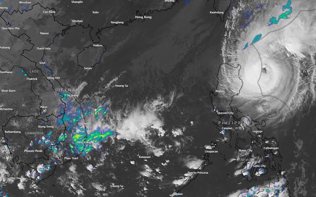 Bão Yinxing mạnh cấp 14, mắt bão đang hình thành trước khi vào Biển Đông- Ảnh 1.