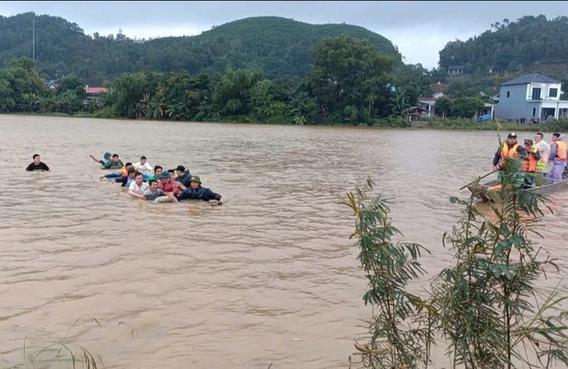 QuảngBình: Tìm thấy thi thể người đàn ông mất tích khi cứu học sinh bị lũ cuốn- Ảnh 1.