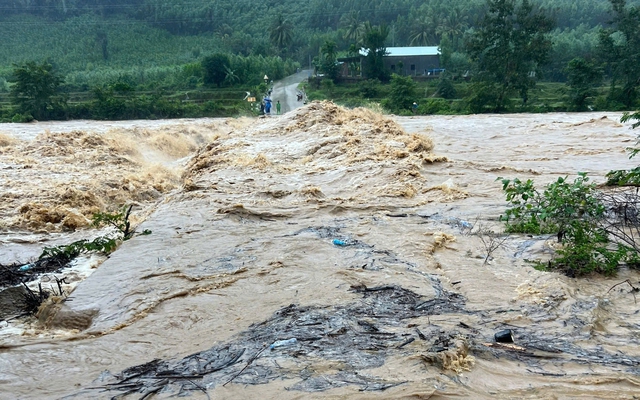 Bình Định: Nước lũ dâng cao, chảy xiết chia cắt một số tuyến đường- Ảnh 1.