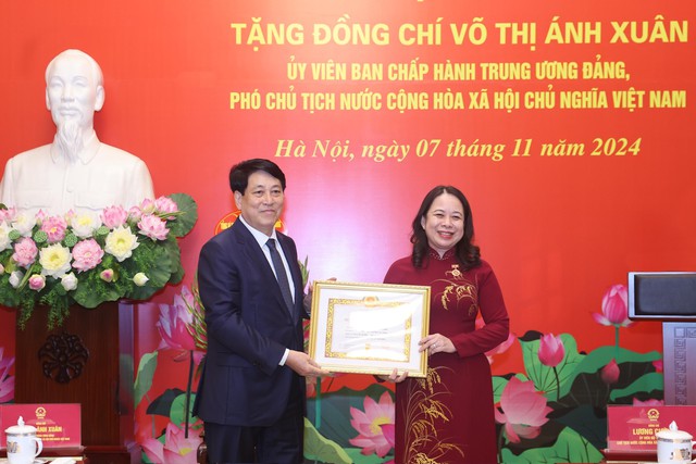 Trao Huy hiệu 30 năm tuổi Đảng tặng Phó chủ tịch nước Võ Thị Ánh Xuân- Ảnh 1.