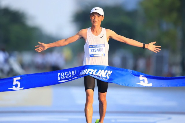 Lý Nhân Tín vui mừng khi giành giải nhất cự ly 21Km Giải chạy Pocari Sweat Run Việt Nam