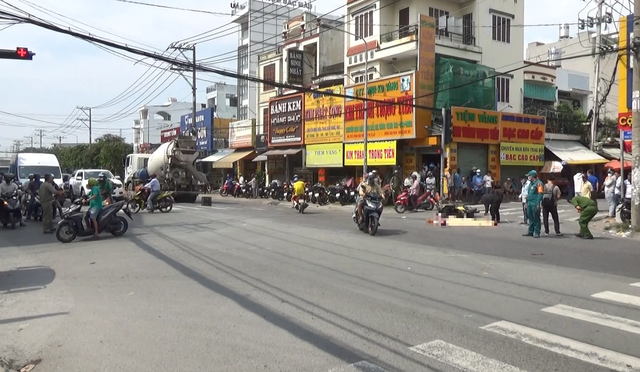 TP.HCM: Tai nạn thương tâm trên đường Phan Văn Hớn khiến một phụ huynh tử vong- Ảnh 1.