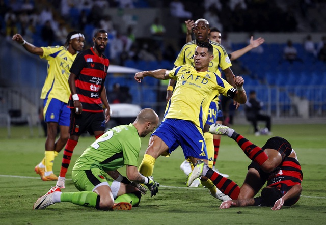 Al Nassr thắng dễ, Ronaldo có hành động lạ giữa ‘bão tin’ đến Al Hilal thay Neymar- Ảnh 1.