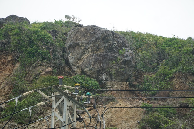 Bí thư tỉnh ủy khánh hòa chỉ đạo di dời tảng đá đèo Cù Hin nguy hiểm - Ảnh 2.