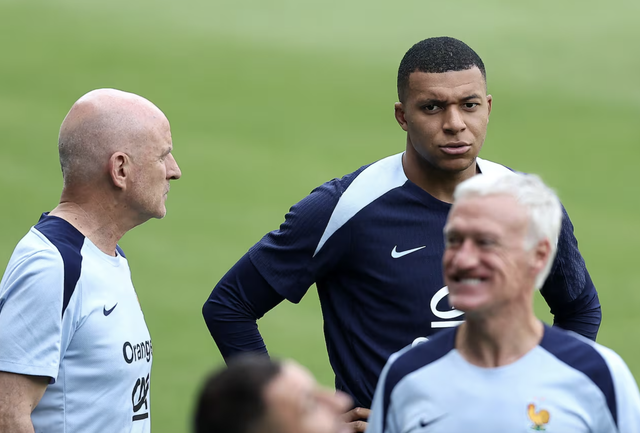 HLV Deschamps đã loại thẳng tay Mbappe ra khỏi đội tuyển Pháp