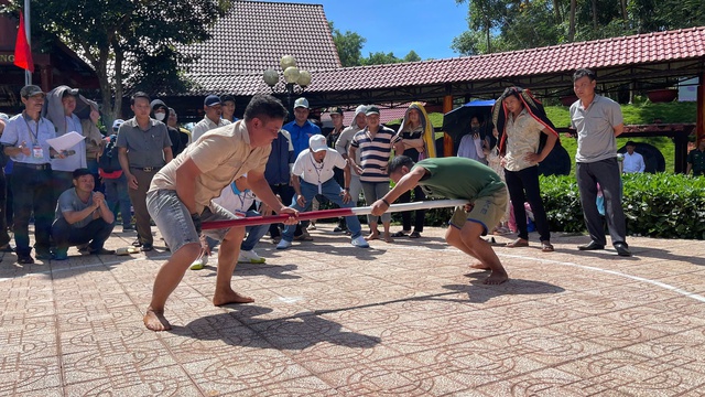 Hàng ngàn du khách hòa cùng không khí lễ hội của đồng bào sóc Bom Bo- Ảnh 3.