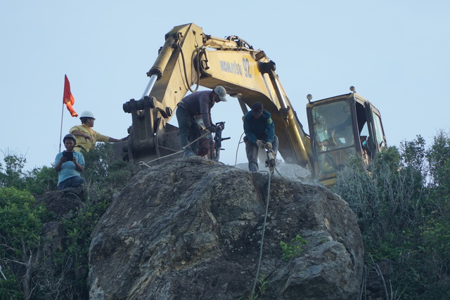 Dùng thuốc nổ phá tan tảng đá 'khủng' chênh vênh trên đèo ở Nha Trang- Ảnh 1.